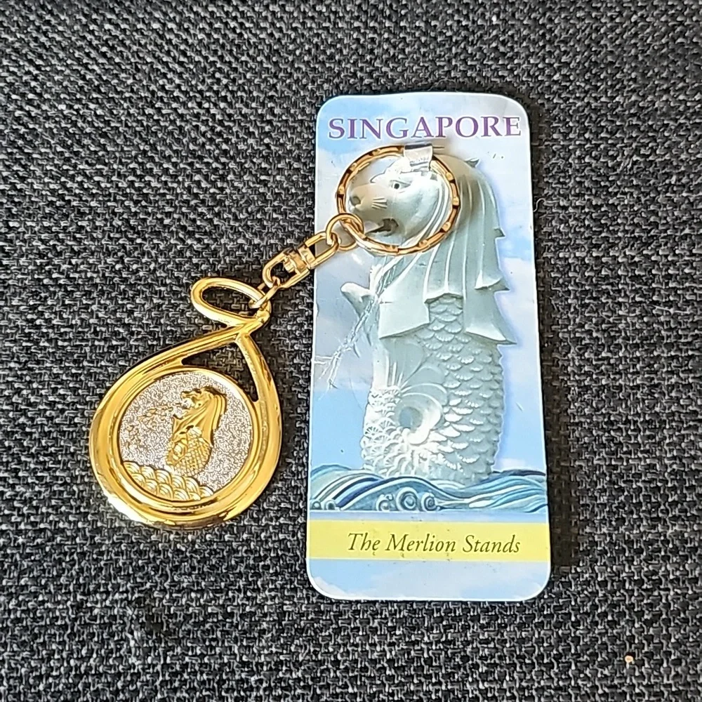 Singapore, The Merlion Stands Gold Keychain 💍